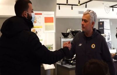 Un fan a așteptat o săptămână în fața bazei de antrenament a Romei pentru a-l întâlni pe Jose Mourinho! Gest senzațional al portughezului!