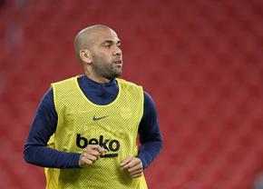 Dani Alves îi contrează pe Xavi și Laporta: „Hai să fim inteligenți”
