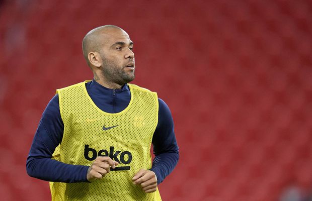 Dani Alves îi contrează pe Xavi și Laporta: „Hai să fim inteligenți”