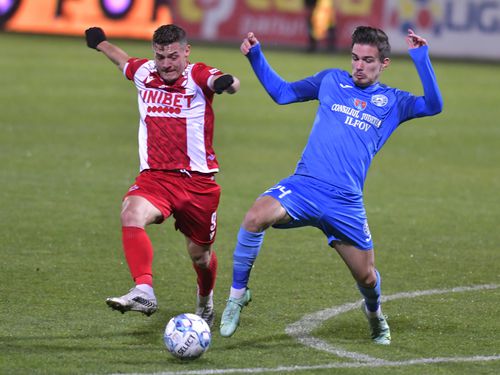 Marius Cioiu, dreapta, în duel cu Gabriel Torje, într-un Dinamo - Clinceni / FOTO: Imago-Images