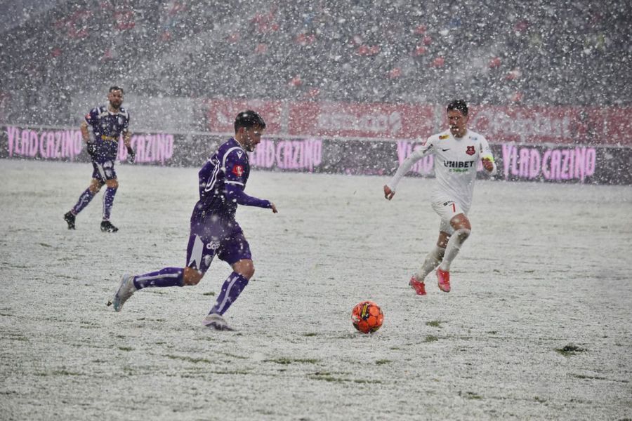 Așa arăta gazonul în finalul partidei de la Sibiu / Sursă foto: Gabriela Neacșu Hermannstadt - FC Argeș 1-1 » Remiză pe „derdelușul” de la Sibiu, într-o partidă jucată pe două anotimpuri