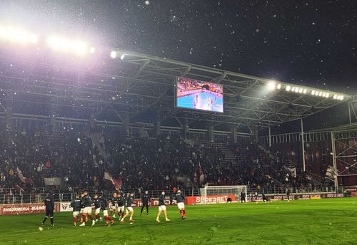 Meciul dintre Metz și Rapid, din grupa B a Ligii Campionilor la handbal feminin, este transmis pe tabela arenei din Giulești. La ora 20:00, Rapid primește vizita lui FC Voluntari în etapa cu numărul 24 din SuperLiga României la fotbal.