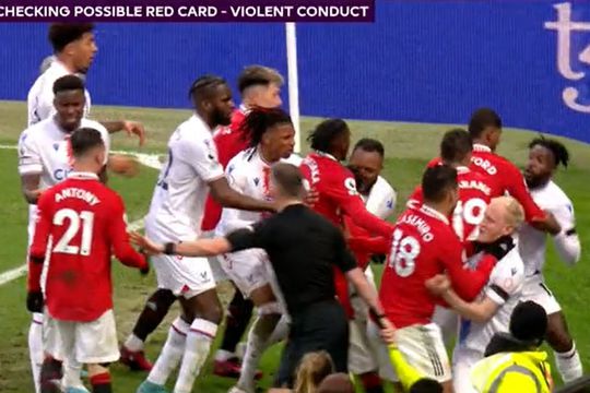 Casemiro, cu mâinile în gâtul lui Will Hughes/ foto: captură DigiSport