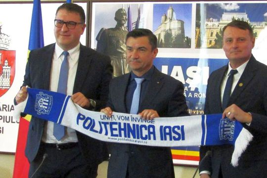 Primarul Mihai Chirica, alături de Paraschiv (stânga) și Ambrosie (dreapta)