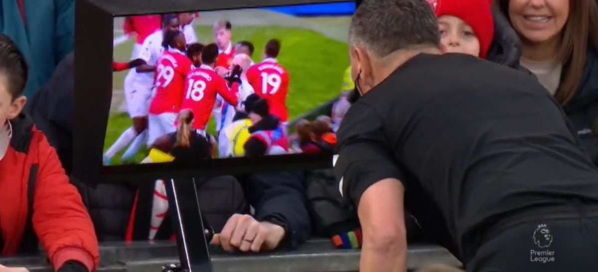 Casemiro, eliminat după ce s-a înfipt cu mâinile în gâtul adversarului » De la ce a pornit încăierarea