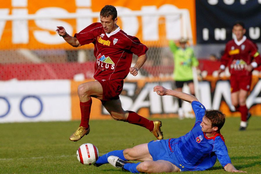 Cosmin Tilincă, în duel cu Sorin Ghionea, la meciul din 2005 / Sursă foto: Arhivă Gazeta Sporturilor „Naționala e cel mai mare regret al meu” » Amintire dură: „Chivu stătea în jacuzzi, iar mie mi-a fost rușine să cer un masaj la picioare”