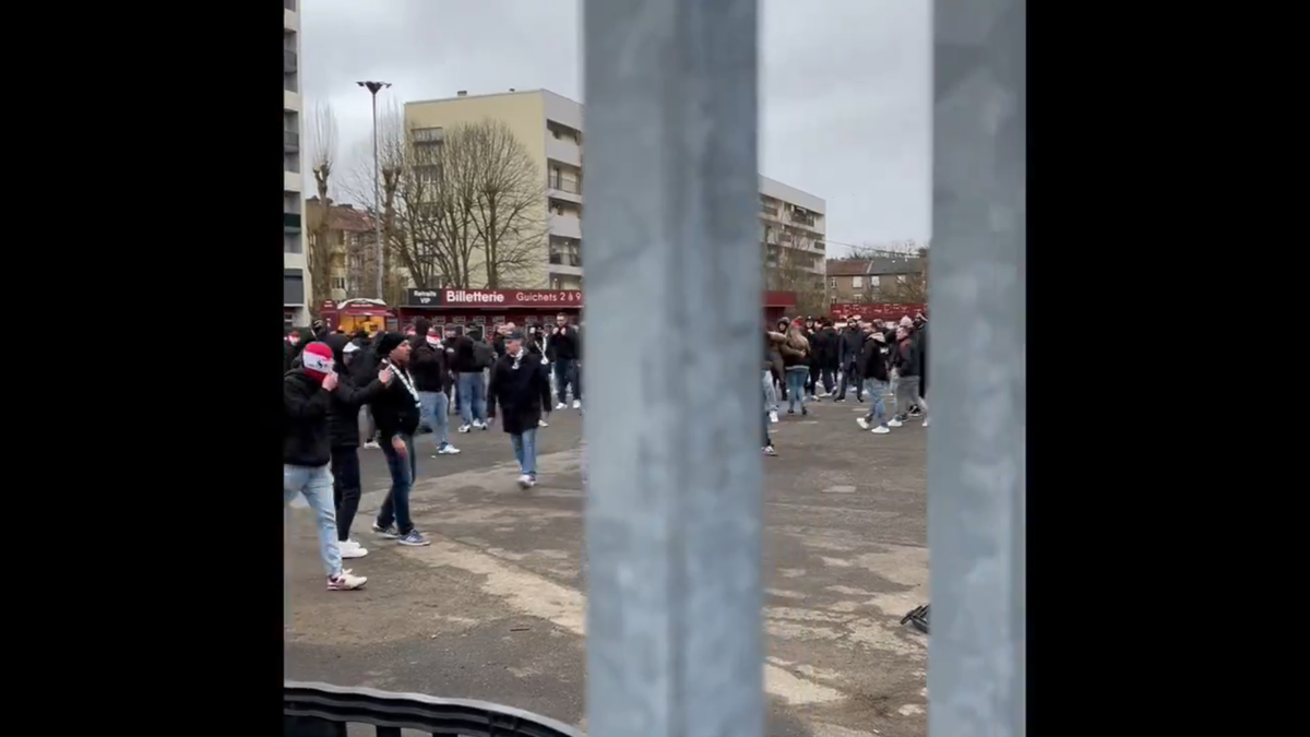 Zeci de ultrași cu cagule și bare de metal pe străzile din Metz » Haos total la echipa lui Boloni