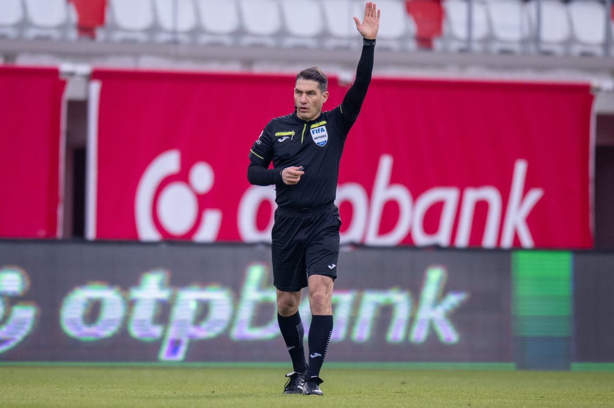 Decizie halucinantă a lui Kovacs în Sepsi - Craiova » A dat penalty la fault în atac!