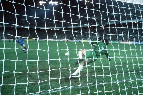 Helmut Duckadam, apărând penaltyul lui Pedraza la Steaua - Barcelona 2-0 la 11 metri Foto: Imago