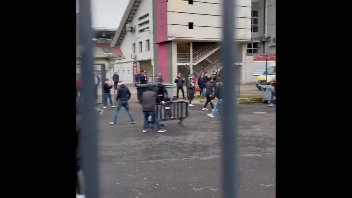 Zeci de ultrași cu cagule și bare de metal pe străzile din Metz » Haos total la echipa lui Boloni