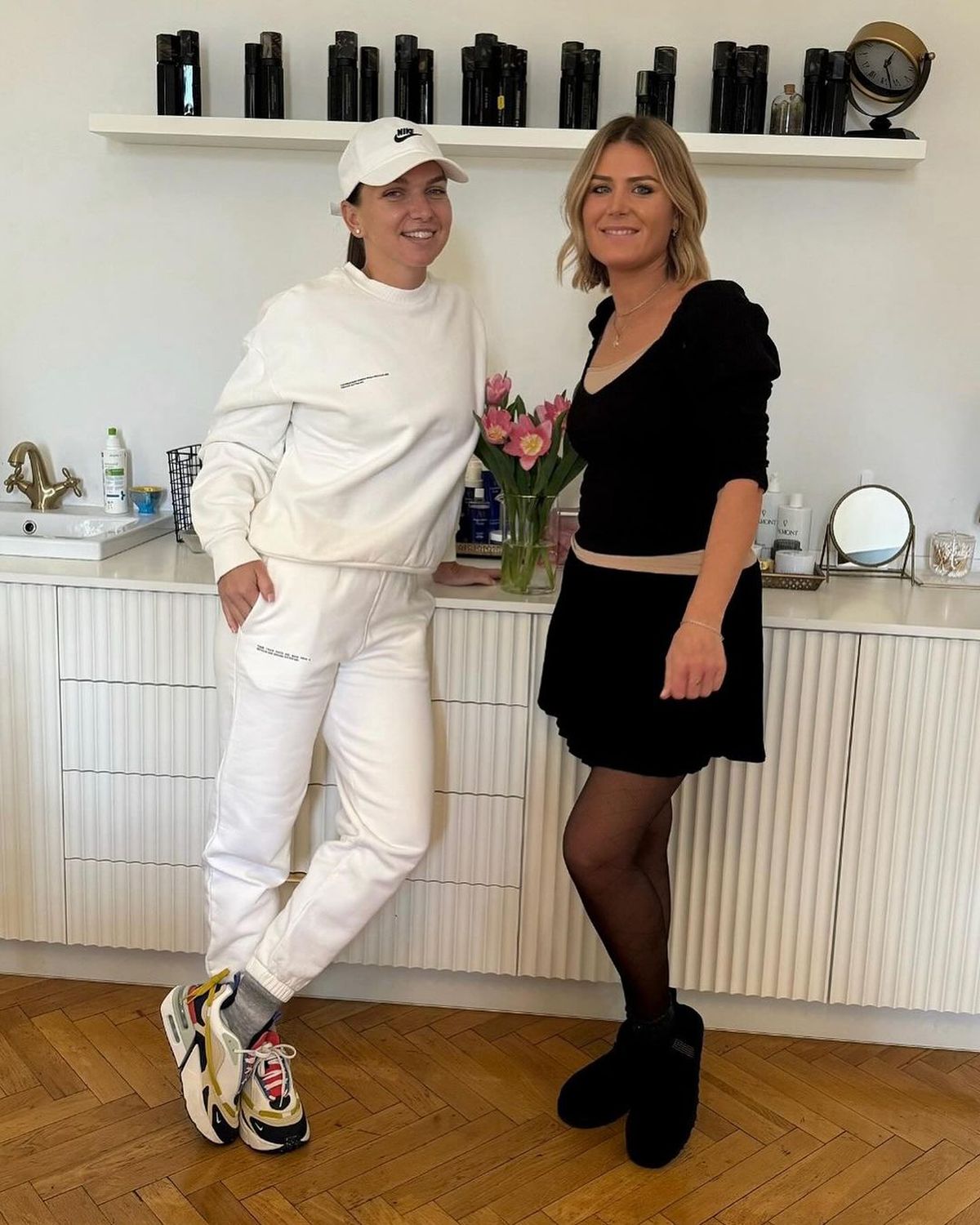 Simona Halep, înapoi pe terenul de tenis » Unde și cu ce jucătoare de top s-a fotografiat