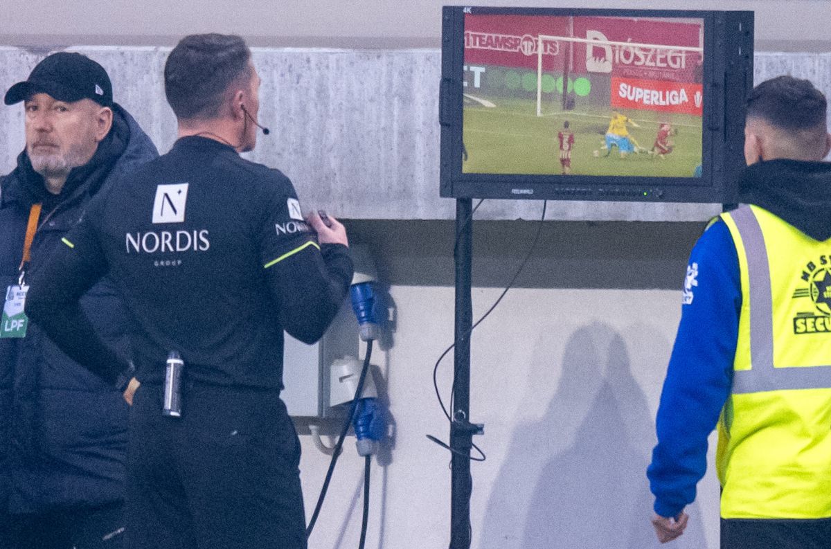 GSP i-a dat nota 1 lui Istvan Kovacs, după ce a făcut ZOB duelul Sepsi - Universitatea Craiova! Două penalty-uri refuzate gazdelor, 6 erori grave de arbitraj!
