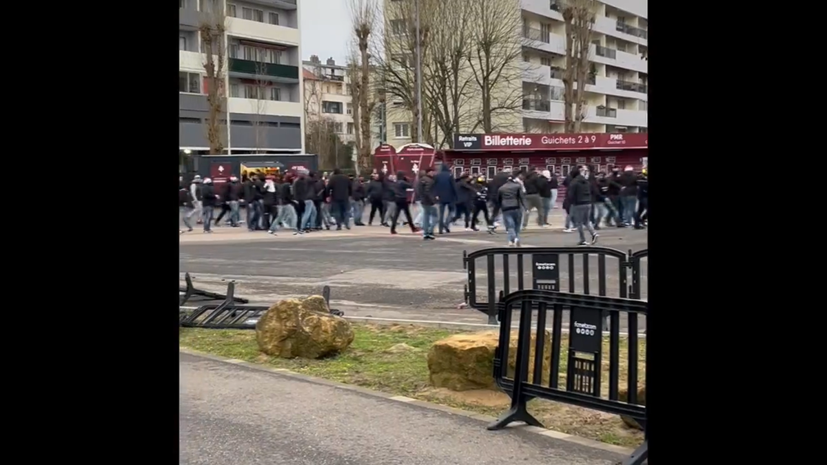 Zeci de ultrași cu cagule și bare de metal pe străzile din Metz » Haos total la echipa lui Boloni