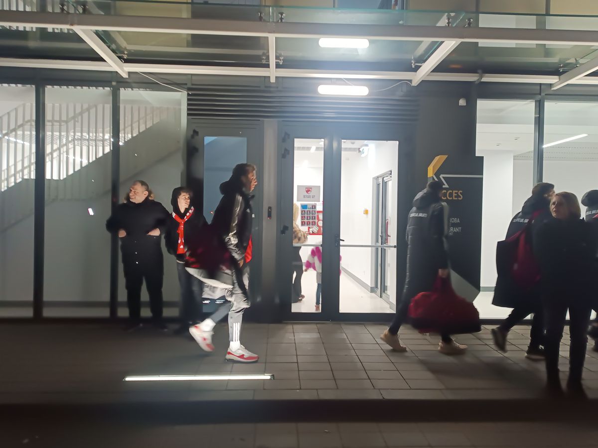 Imagini dinainte de Dinamo - Oțelul: probleme cu autocarul oaspeților