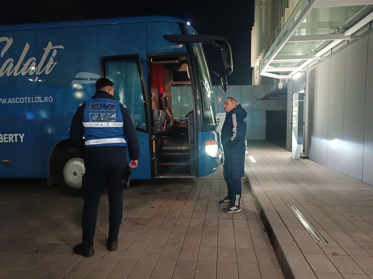 Imagini dinainte de Dinamo - Oțelul: probleme cu autocarul oaspeților