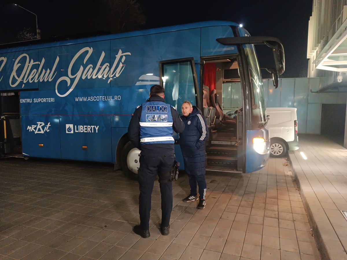 Imagini dinainte de Dinamo - Oțelul: probleme cu autocarul oaspeților