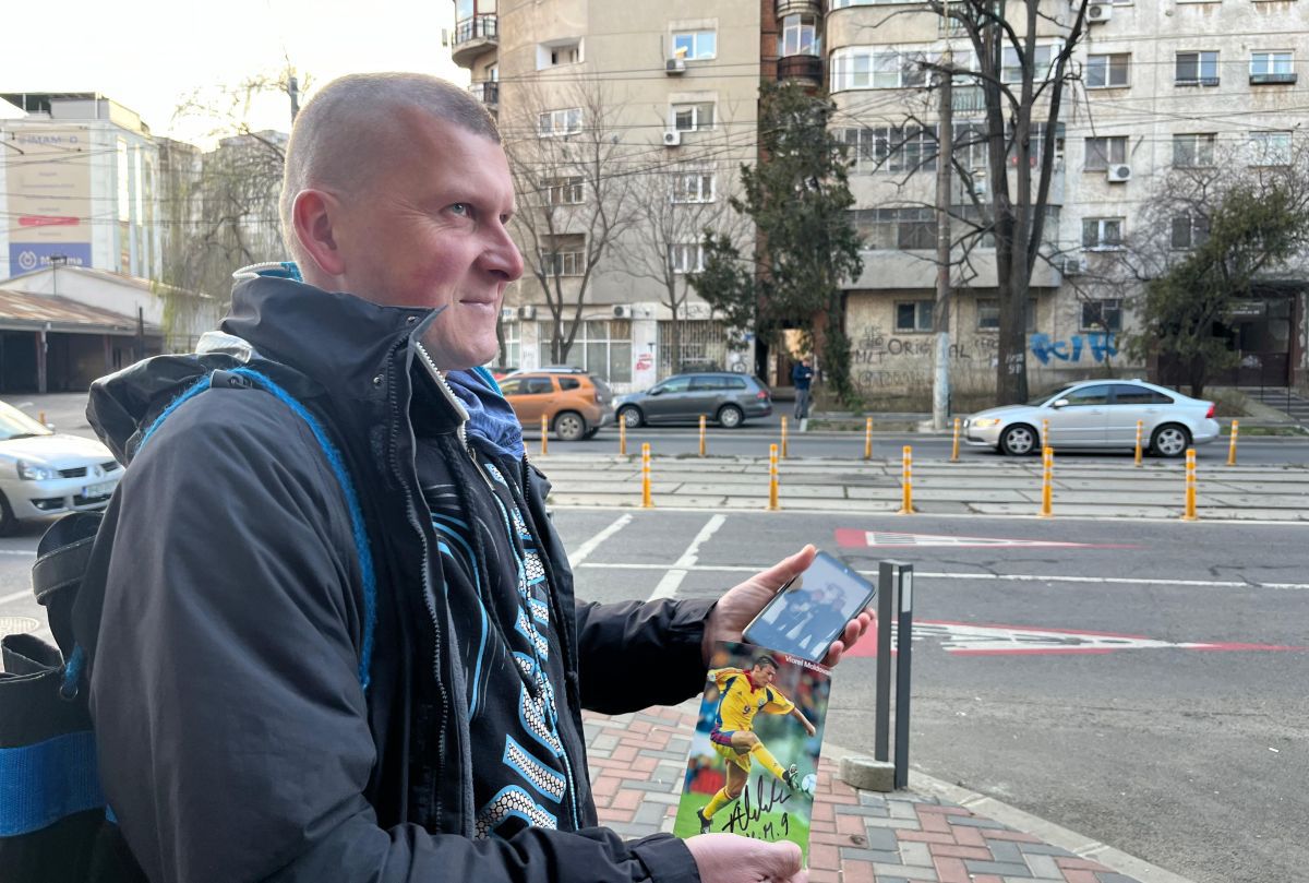 Străinul venit de departe să vadă Rapidul » S-a ales cu suvenirul dorit în Giulești: „Am mai fost aici în anii '90, aveați o națională foarte bună”