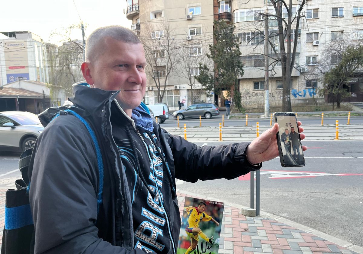 Străinul venit de departe să vadă Rapidul » S-a ales cu suvenirul dorit în Giulești: „Am mai fost aici în anii '90, aveați o națională foarte bună”