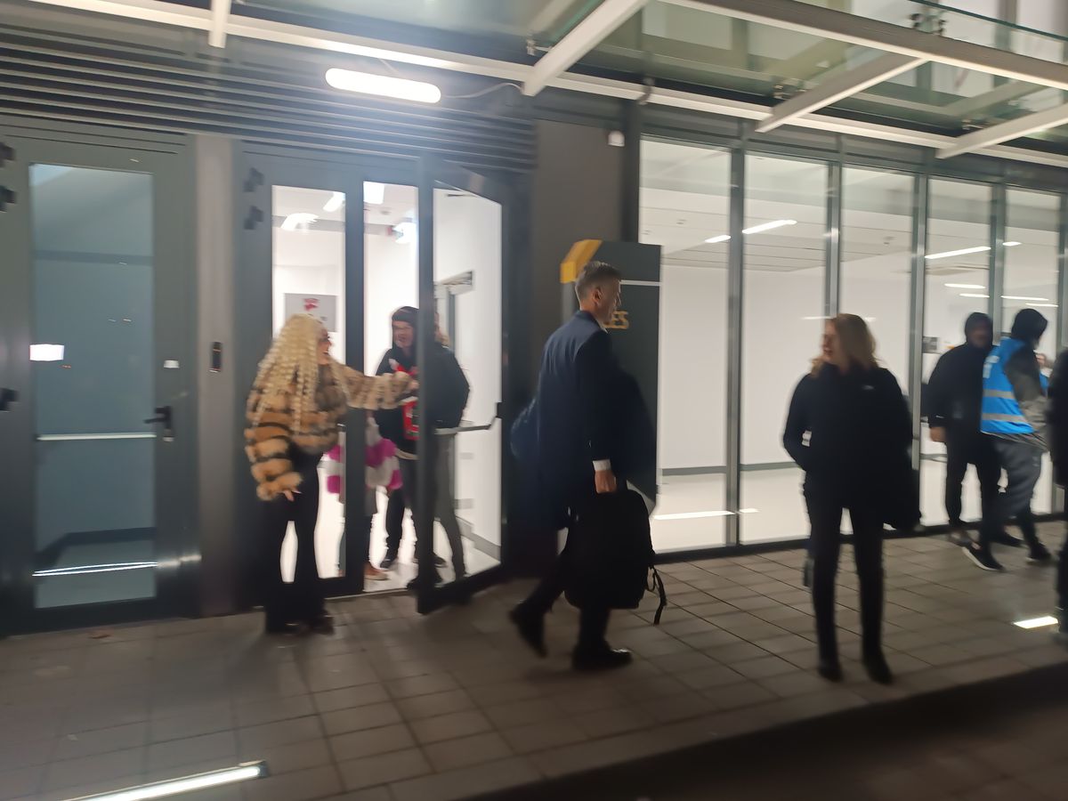 Imagini dinainte de Dinamo - Oțelul: probleme cu autocarul oaspeților