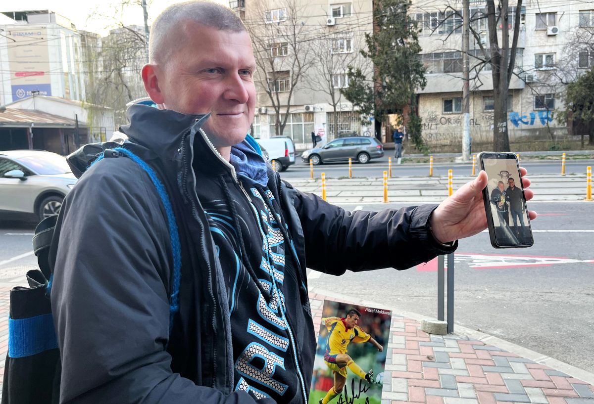 Străinul venit de departe să vadă Rapidul » S-a ales cu suvenirul dorit în Giulești: „Am mai fost aici în anii '90, aveați o națională foarte bună”