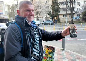 Străinul venit de departe să vadă Rapidul » S-a ales cu suvenirul dorit în Giulești: „Am mai fost aici în anii '90, aveați o națională foarte bună”