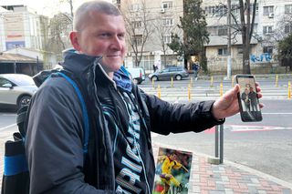 Străinul venit de departe să vadă Rapidul » S-a ales cu suvenirul dorit în Giulești: „Am mai fost aici în anii '90, aveați o națională foarte bună”