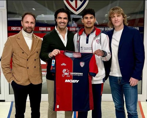 Florinel Coman, alături de agentul său, Federico Pastorello, la prezentarea oficială la Cagliari / Foto: X