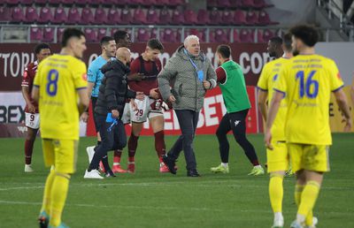 Momente INCREDIBILE în Giulești! Șumudică, sprint de 50 de metri după golul din prelungiri » Voicu a fugit să-l oprească, ce a urmat