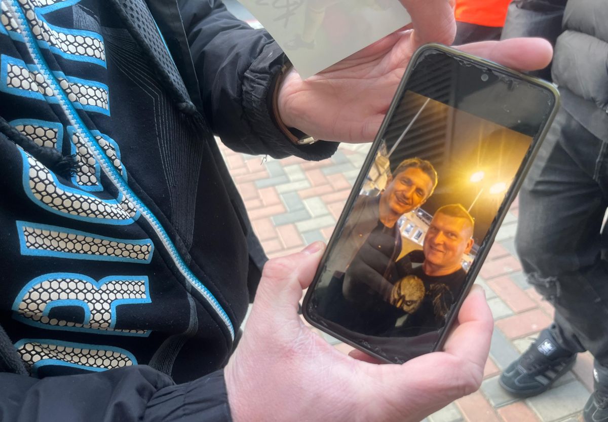 Străinul venit de departe să vadă Rapidul » S-a ales cu suvenirul dorit în Giulești: „Am mai fost aici în anii '90, aveați o națională foarte bună”