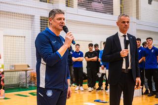 Conducerea vrea să vândă echipa, antrenorul oferă detalii din vestiar: „Două luni de întârziere”