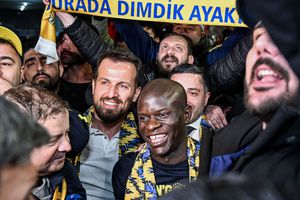 Isterie la sosirea lui N'Golo Kante la Istanbul