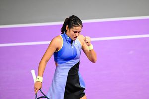 După calificarea uluitoare în „sferturile” Transylvania Open, Emma Răducanu a vorbit despre tatăl și bunica ei: „Sunt bucuroasă că îi fac mândri”