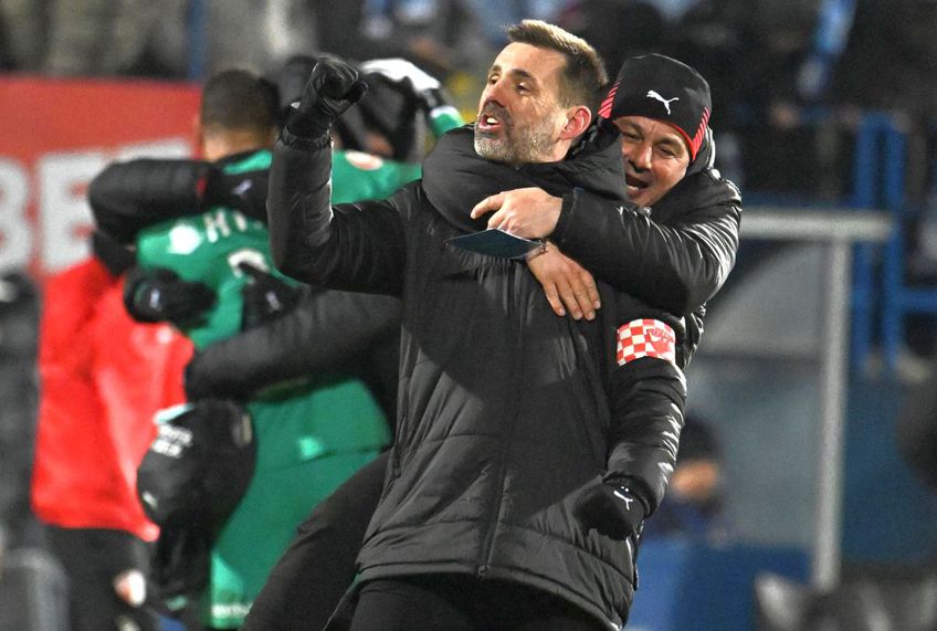 Imagine memorabilă, după Farul - Dinamo: Florentin Petre i-a sărit în spate victoriosului Kopic. Foto: sportpictures.eu