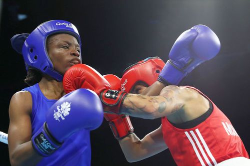 Christine Ongare (albastru) luptându-se cu Carly McNaul (roșu) la Jocurile Commonwealth