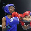 Christine Ongare (albastru) luptându-se cu Carly McNaul (roșu) la Jocurile Commonwealth