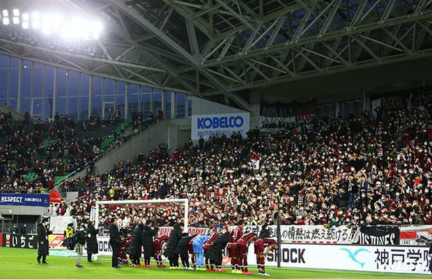 VIDEO+FOTO Toți ochii pe Iniesta! Imagini spectaculoase din Japonia: mii de oameni cu măști medicinale în tribunele lui Vissel Kobe