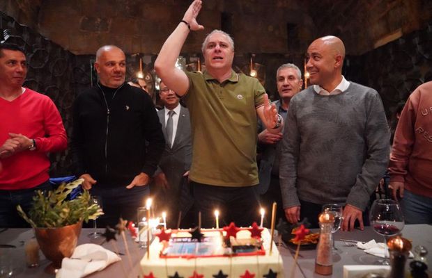 FOTO Imagini spectaculoase de la aniversarea lui Marius Șumudică » A primit un cadou inedit