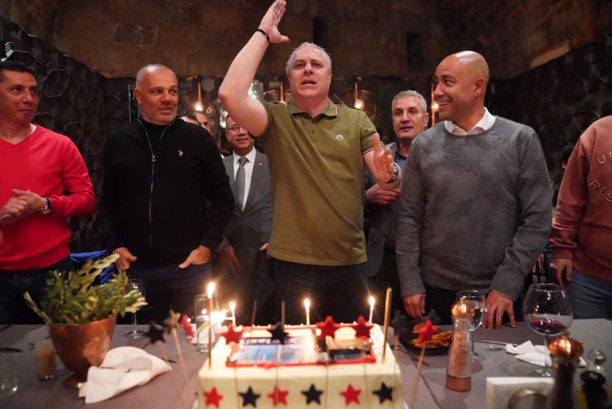 FOTO Imagini spectaculoase de la aniversarea lui Marius Șumudică » A primit un cadou inedit