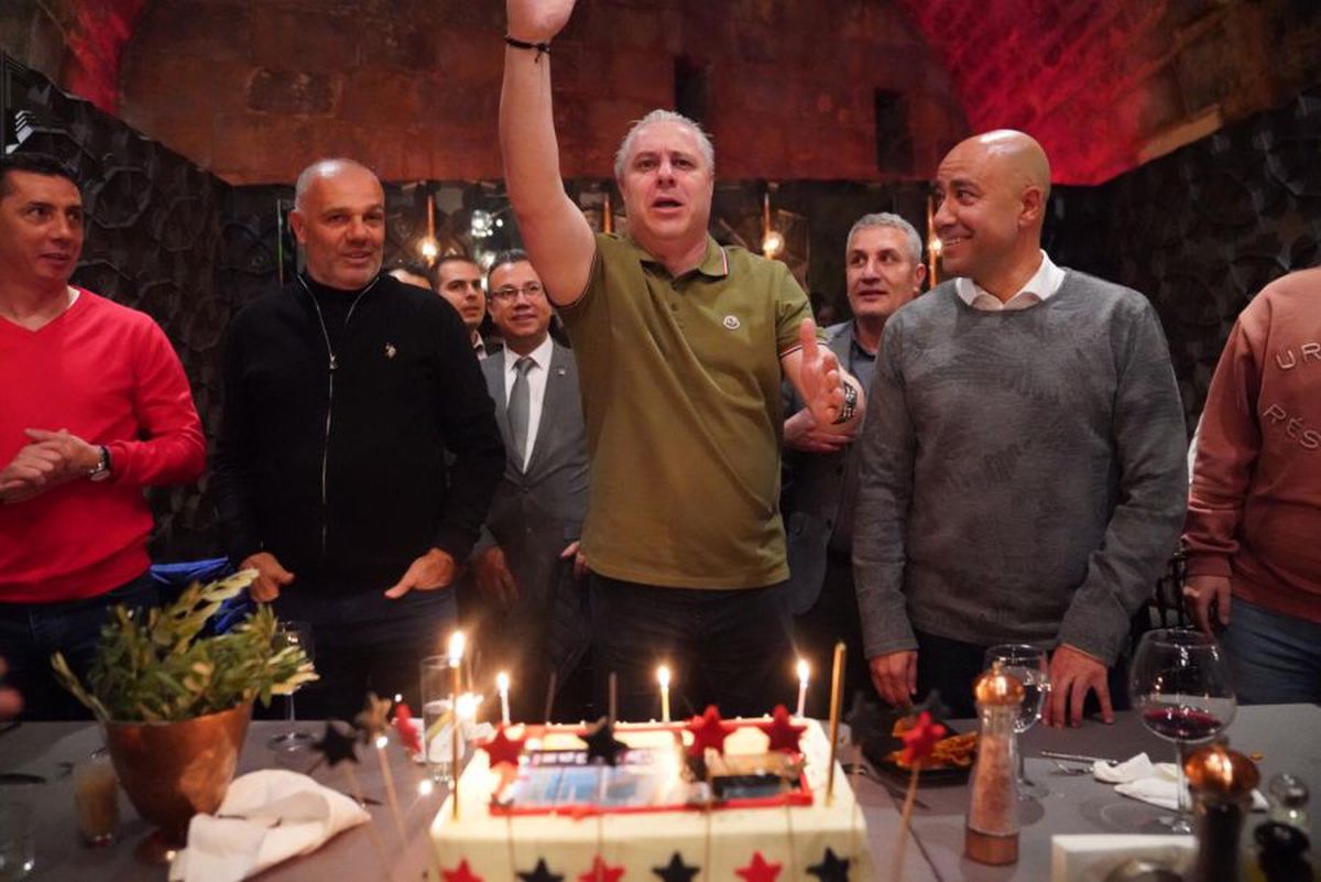 FOTO Imagini spectaculoase de la aniversarea lui Marius Șumudică » A primit un cadou inedit