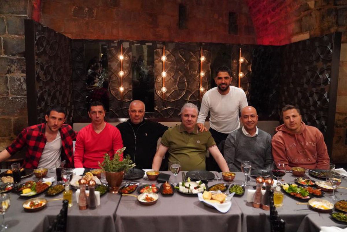 FOTO Imagini spectaculoase de la aniversarea lui Marius Șumudică » A primit un cadou inedit