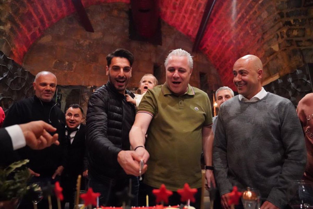 FOTO Imagini spectaculoase de la aniversarea lui Marius Șumudică » A primit un cadou inedit