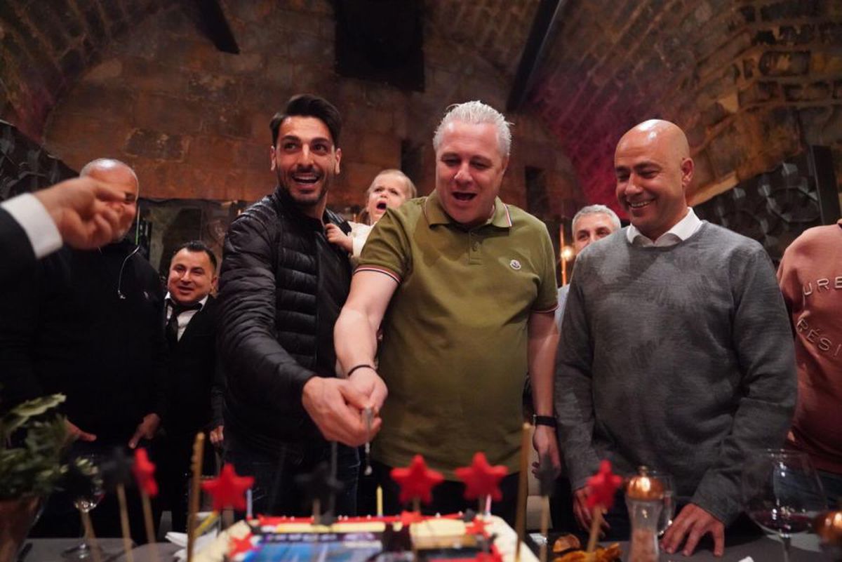 FOTO Imagini spectaculoase de la aniversarea lui Marius Șumudică » A primit un cadou inedit