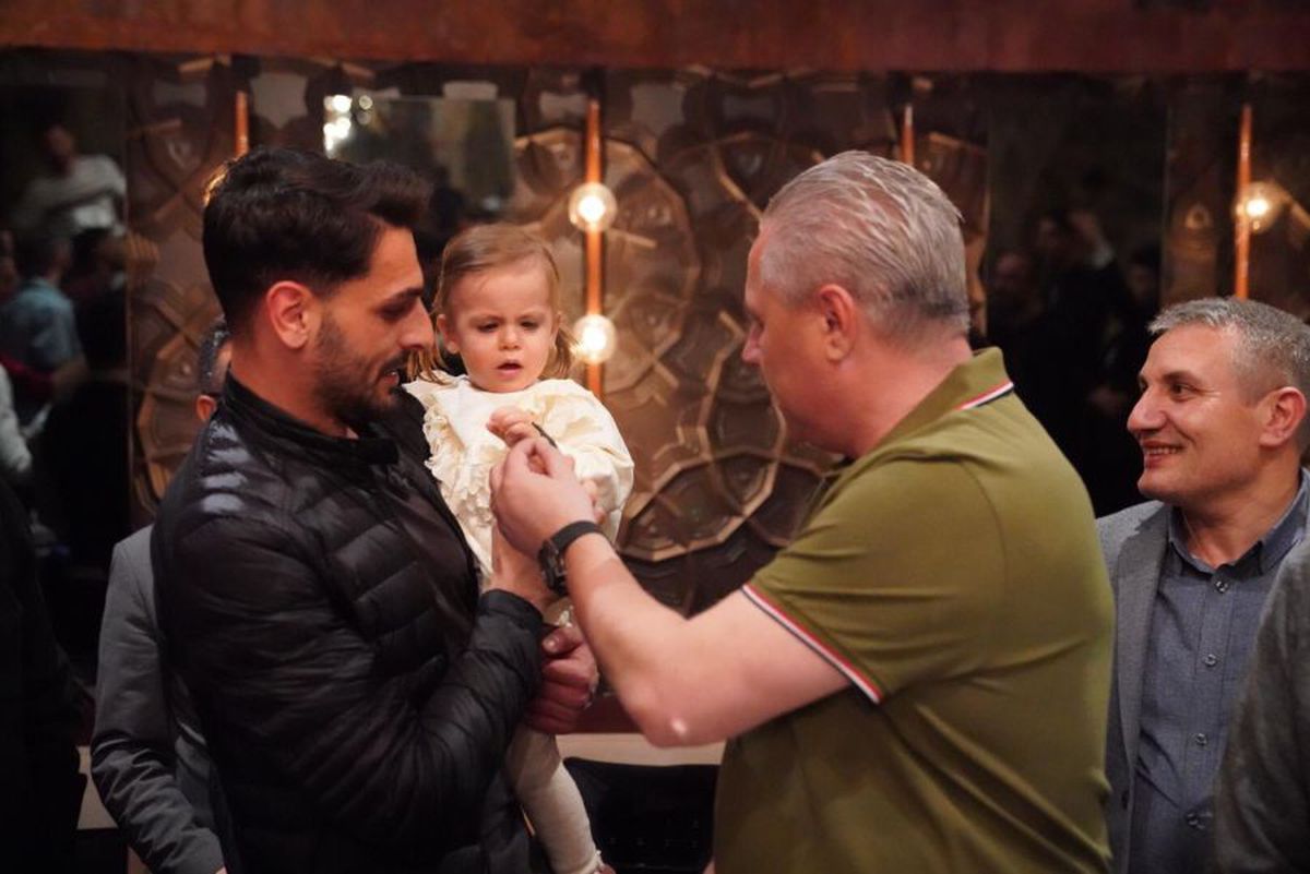 FOTO Imagini spectaculoase de la aniversarea lui Marius Șumudică » A primit un cadou inedit