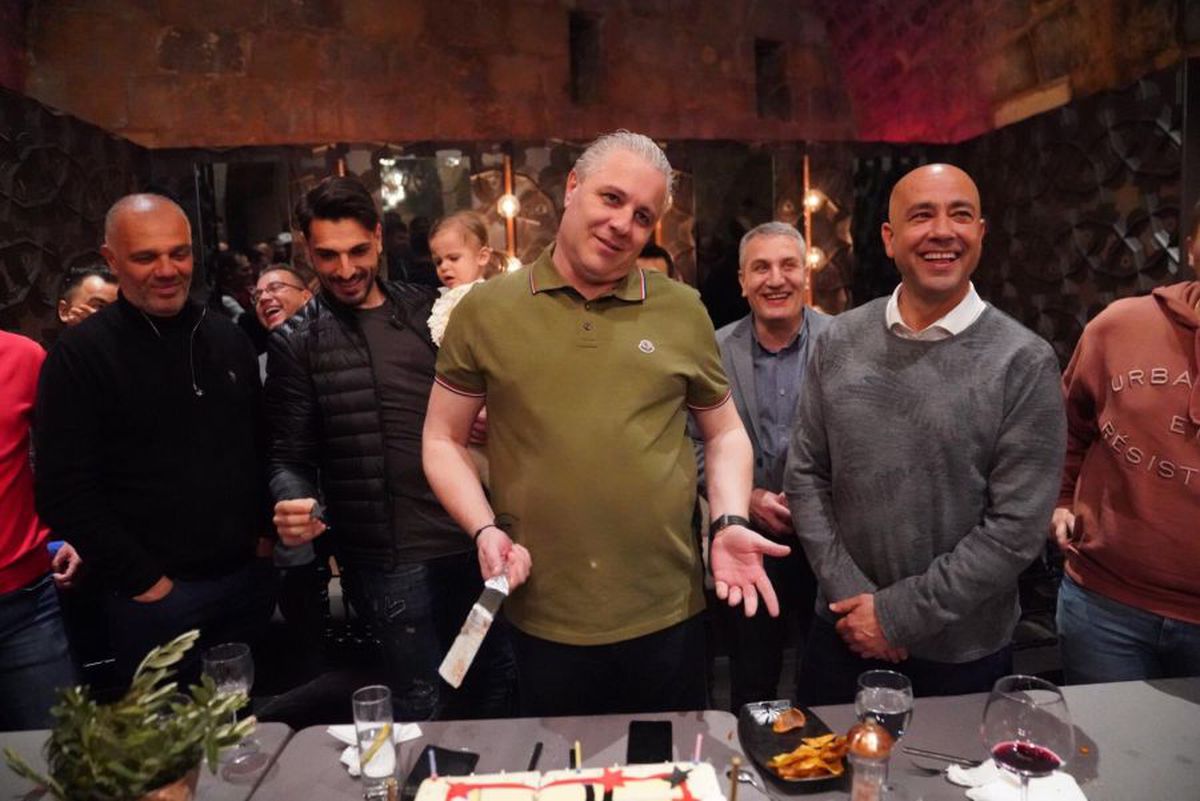 FOTO Imagini spectaculoase de la aniversarea lui Marius Șumudică » A primit un cadou inedit