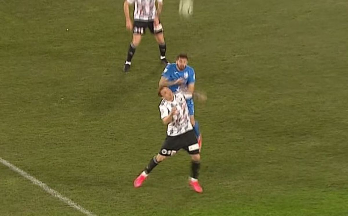 FOTO Continuă scandalul din Cupa României! Sugerează că a arbitrat la comanda patronului: „Priviți imaginile. E ca și cum arbitrul ar fi avut o altă Sarcină”