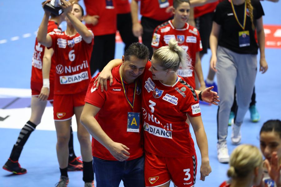 Florentin Pera a știut mereu să-și apropie jucătoarele pentru o bună atmosferă FOTO Marius Ionescu EXCLUSIV Florentin Pera, interviu înainte de dubla spectaculoasă din optimile Ligii: „CSM București are 3 atuuri”