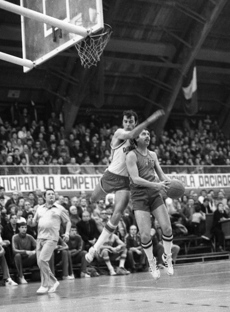Anton Netolitzchi într-o imagine de arhivă, pe vremea când era jucător, într-o partidă contra rivalilor de la Dinamo Foto Gazeta Sporturilor Anton Netolitzchi într-o imagine de arhivă, pe vremea când era jucător, într-o partidă contra rivalilor de la Dinamo Foto Gazeta Sporturilor