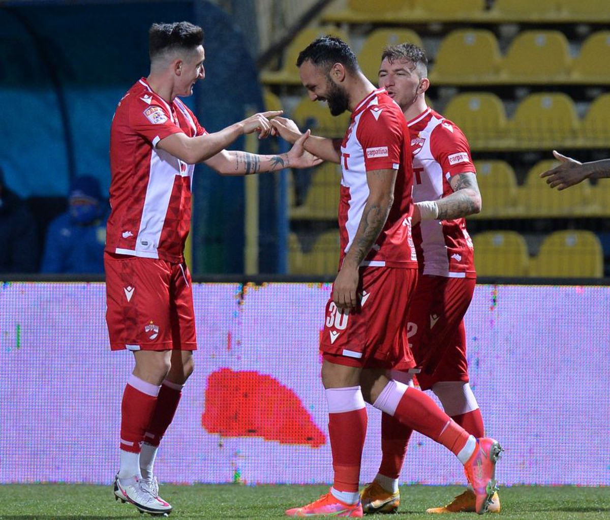 Jucătorii lui Dinamo, taxați dur după gluma macabră din vestiar: „Pe vremea aia își luau și bătaie”