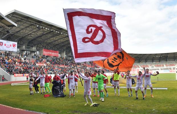 Imagini FABULOASE filmate de reporterul GSP: jucătorii de la Dinamo sărbătoresc cu fanii victoria care le dă aripi!