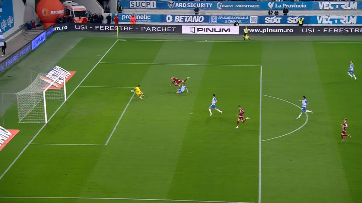 Două penalty-uri refuzate Rapidului la Craiova » Crăciunescu s-a pronunțat: „Îl împinge în careu”